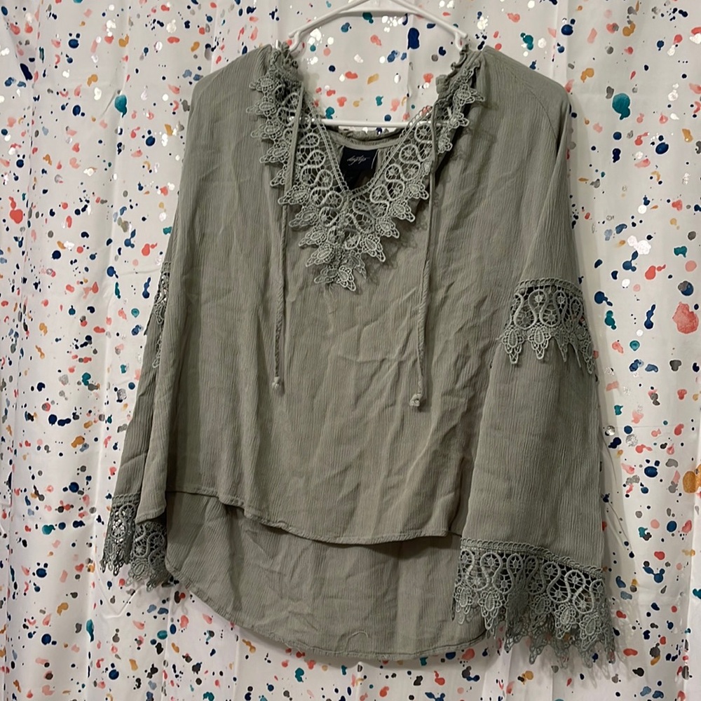 NWOT green Daytrip flowy boho top with lace detail